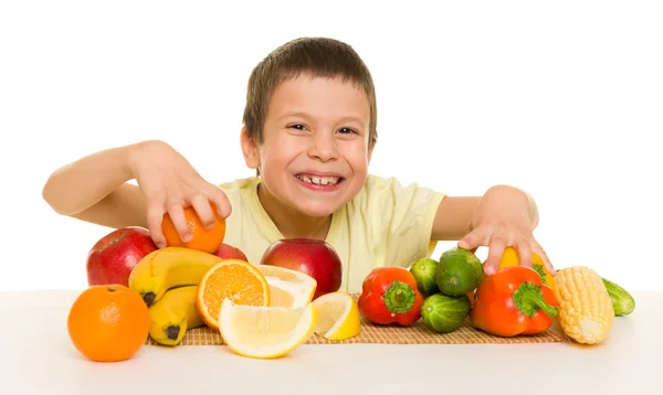 Jongen met groenten en fruit — Stockfoto