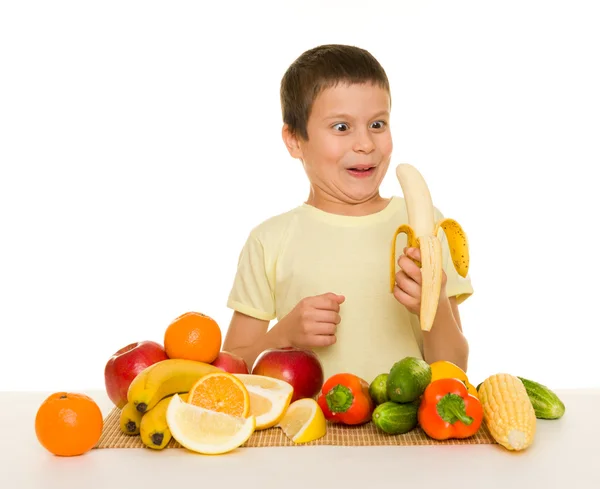 Menino com frutas e legumes — Fotografia de Stock