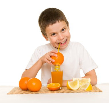 Çocuğa içki portakal suyu bir saman ile