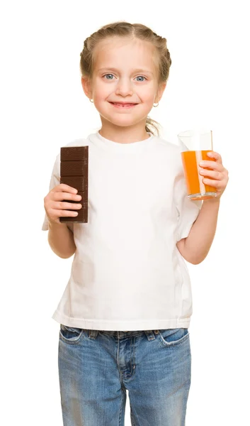 Bambina con un bicchiere di succo di frutta e cioccolato — Foto Stock