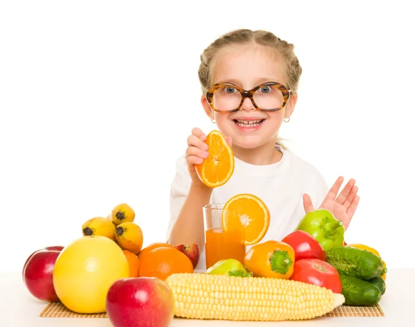 Petite fille avec des fruits et légumes faire du jus — Photo