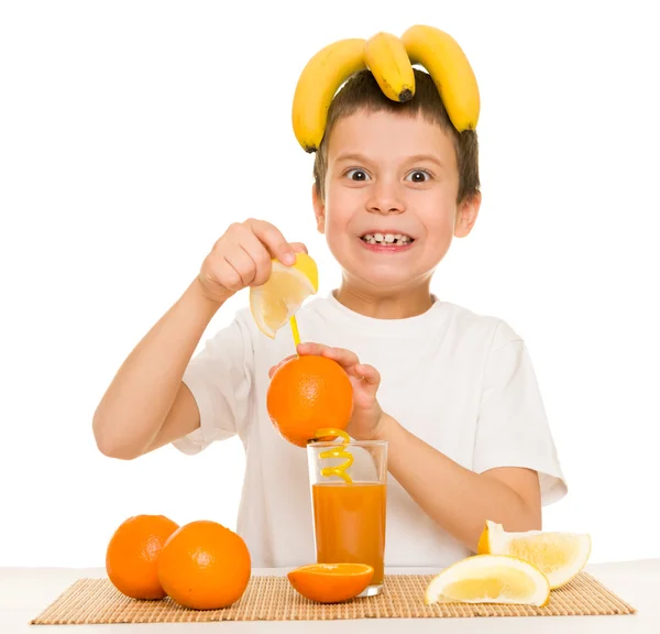 Junge trinken Orangensaft mit einem Strohhalm — Stockfoto