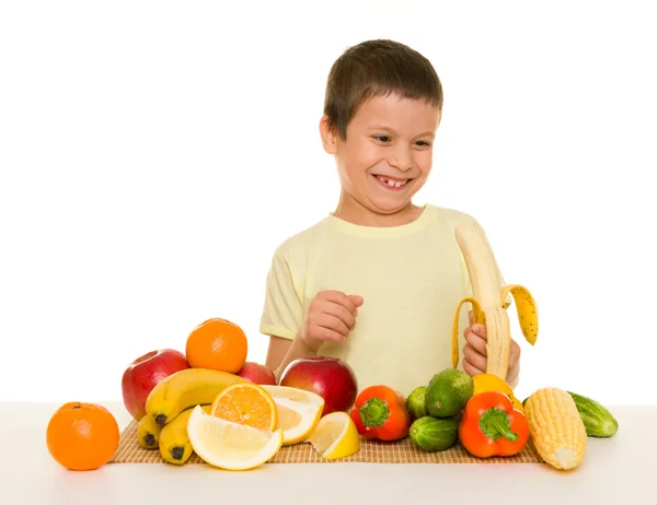 Chlapec s ovocem a zeleninou — Stock fotografie
