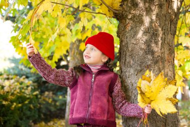 Sonbahar parkında küçük bir kız