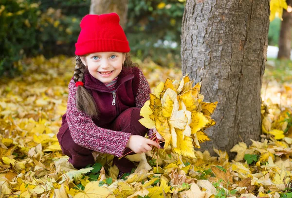 Bambina nel parco autunnale — Foto Stock