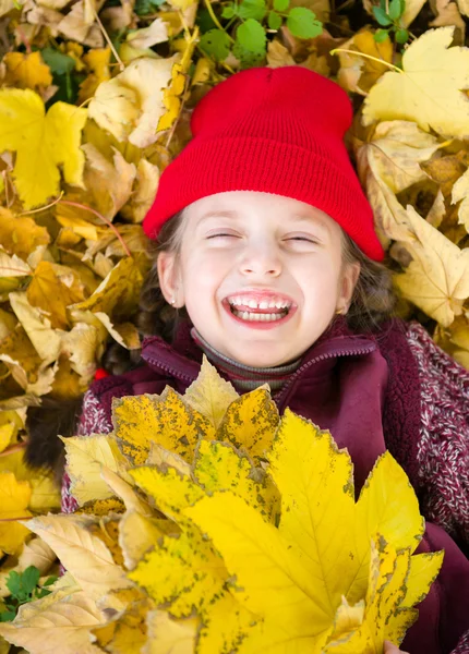 Little girl in autumn park — Stock Photo, Image