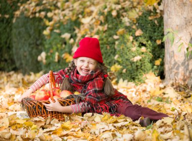 elma sepeti ile sonbahar Park küçük kız