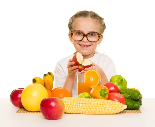 Meyve ve sebze ile küçük kız — Stok fotoğraf
