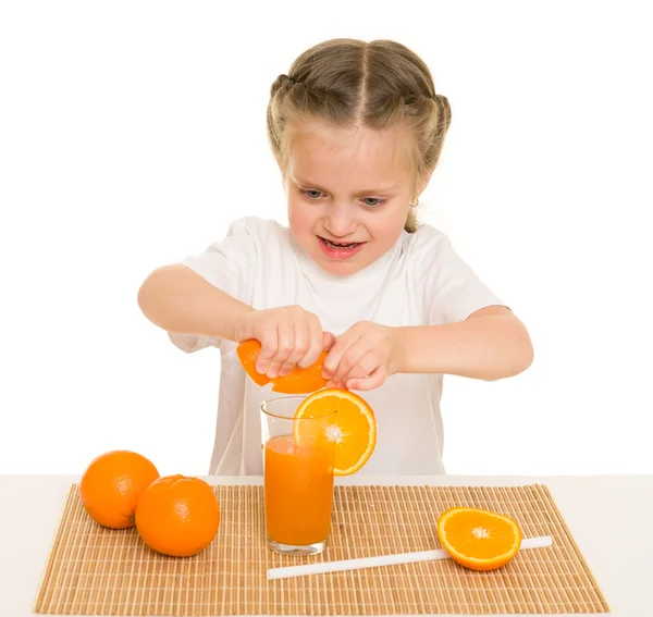 Menina com frutas e legumes fazer suco — Fotografia de Stock