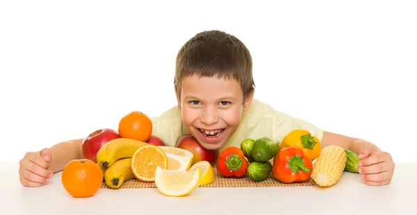 果物や野菜を持つ少年 — ストック写真