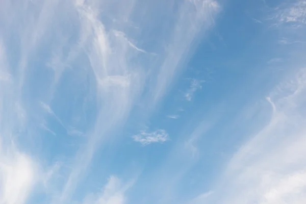 Weiche weiße Wolken gegen blauen Himmel — Stockfoto