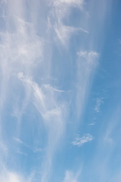 青い空に対して柔らかい白い雲 — ストック写真