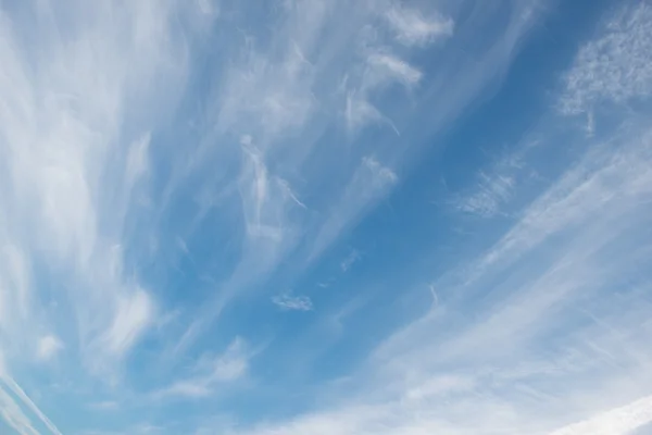 Weiche weiße Wolken gegen blauen Himmel — Stockfoto