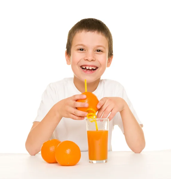 Niño beber jugo de naranja con una paja —  Fotos de Stock