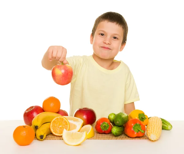 Menino com frutas e legumes — Fotografia de Stock