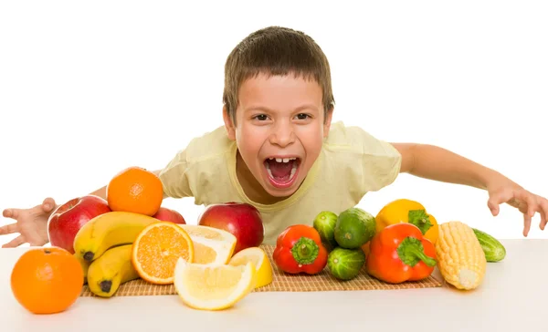 Мальчик с фруктами и овощами — стоковое фото