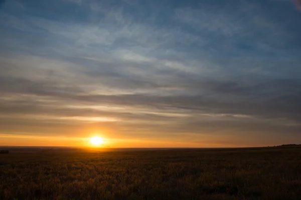 Dramaattinen auringonlasku kuva — kuvapankkivalokuva