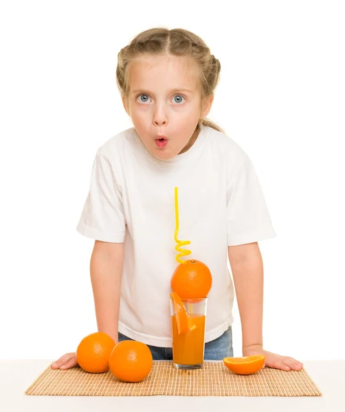 Kislány narancs ital gyümölcslé a szalma — Stock Fotó