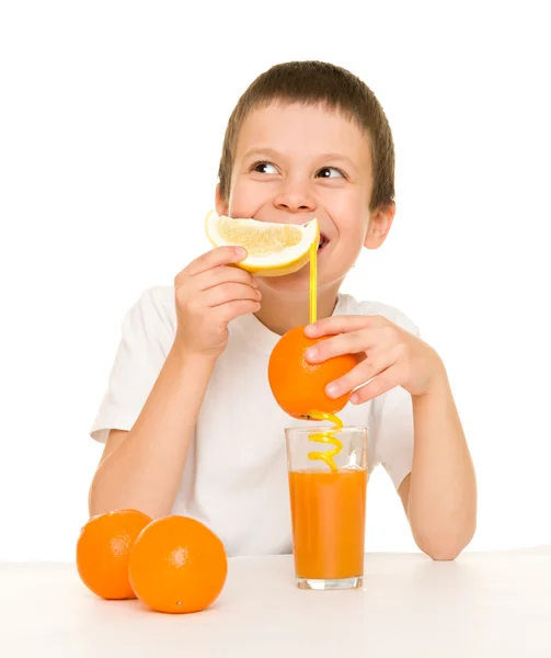 Fiú narancs ital gyümölcslé a szalma — Stock Fotó