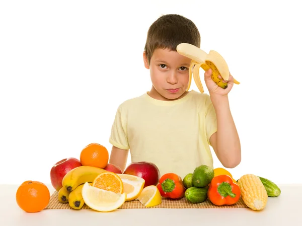 Ragazzo con frutta e verdura — Foto Stock