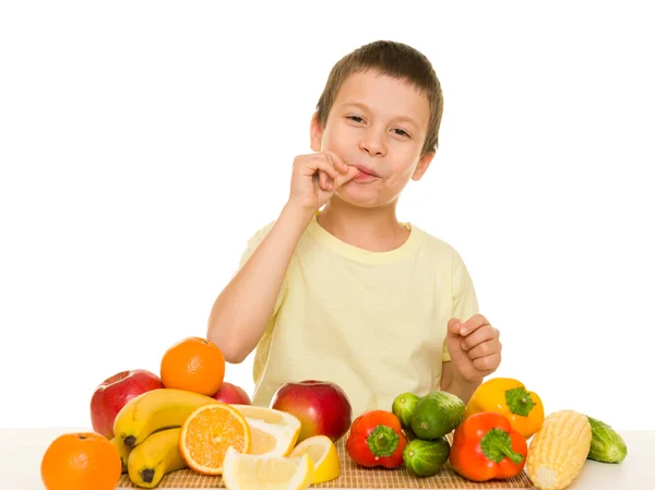 Fiú, a gyümölcsök és zöldségek — Stock Fotó
