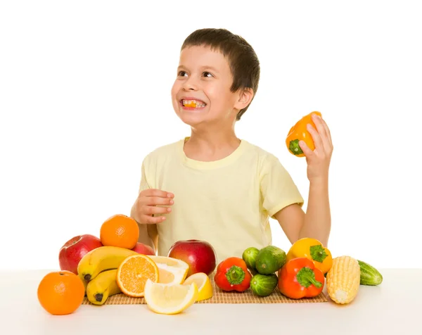 Junge mit Obst und Gemüse — Stockfoto