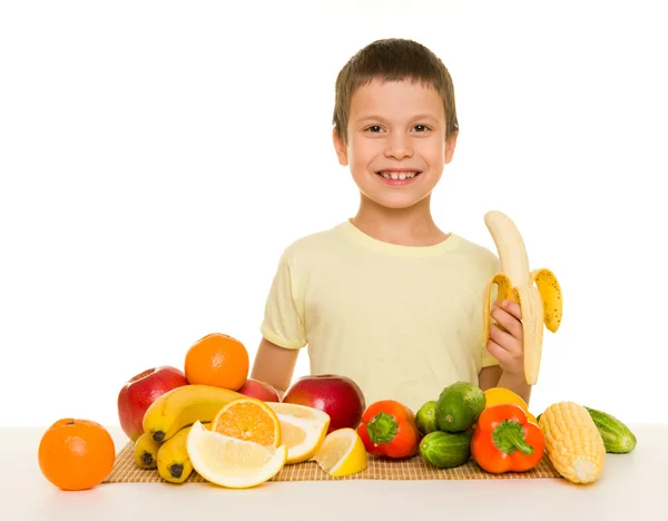 Garçon aux fruits et légumes — Photo