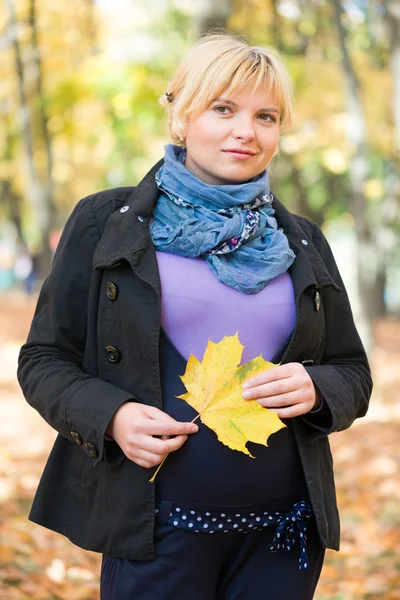 Zwangere vrouw in herfst park — Stockfoto