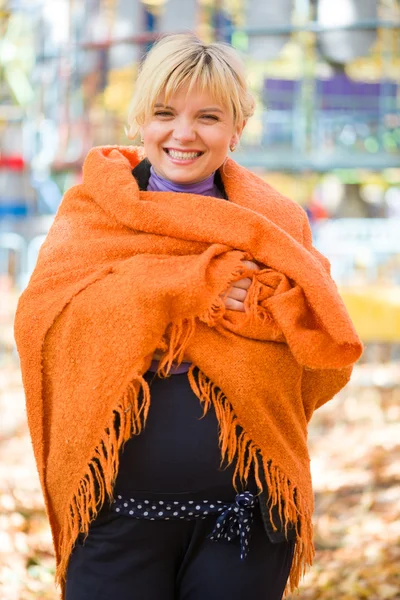 Schwangere im Herbstpark — Stockfoto