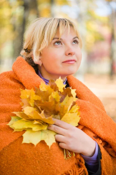 Donna incinta nel parco autunnale — Foto Stock