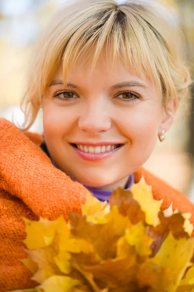 Portret kobiety w jesiennym parku — Zdjęcie stockowe