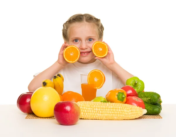 Petite fille aux fruits et légumes — Photo