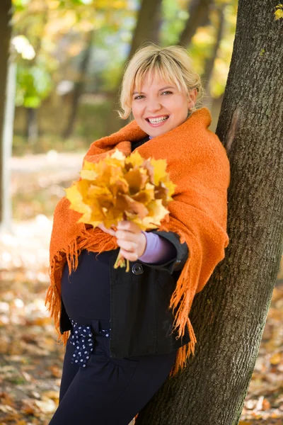 Zwangere vrouw in herfst park — Stockfoto