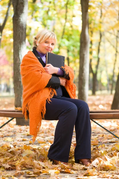 Pregnant woman in autumn park — Stock Photo, Image