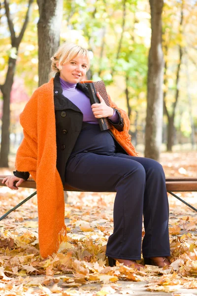 Pregnant woman in autumn park — Stock Photo, Image