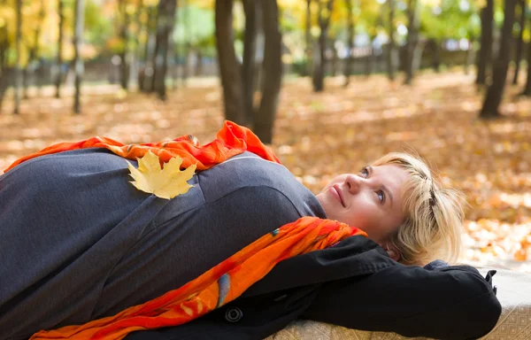 Zwangere vrouw in herfst park — Stockfoto