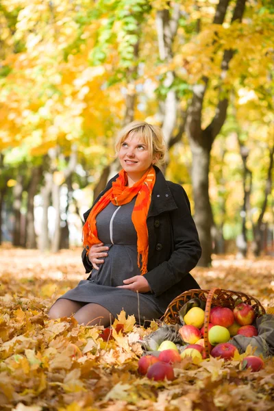 가 공원에 임신한 여자 — 스톡 사진