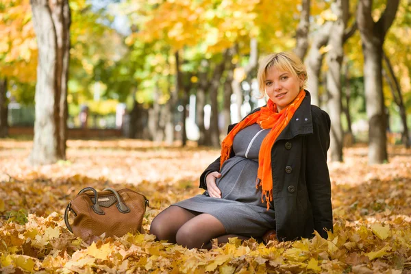 Pregnant woman in autumn park — Stock Photo, Image