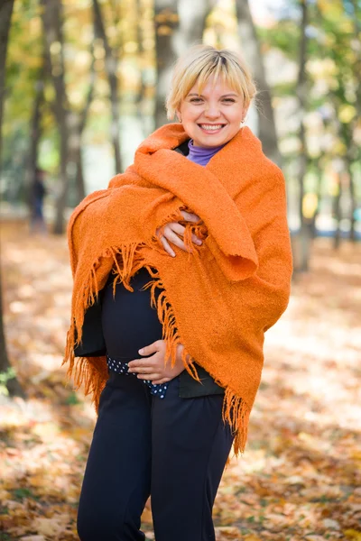 Pregnant woman in autumn park — Stock Photo, Image