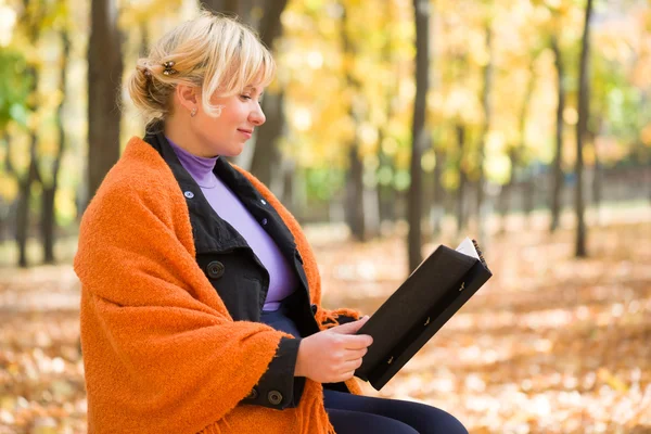 Pregnant woman in autumn park — Stock Photo, Image