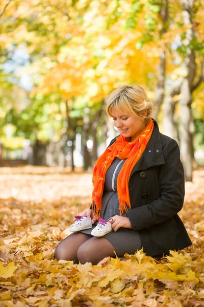 Pregnant woman in autumn park — Stock Photo, Image