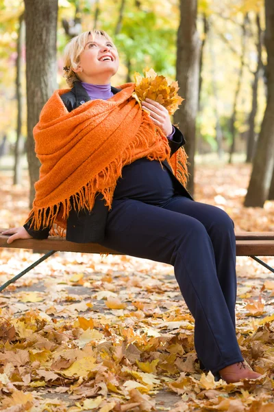 Pregnant woman in autumn park — Stock Photo, Image