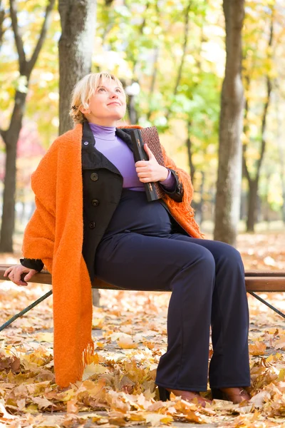 Femme enceinte dans le parc d'automne — Photo