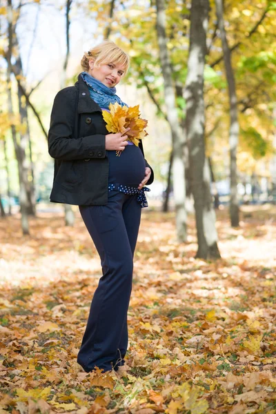 Pregnant woman in autumn park — Stock Photo, Image