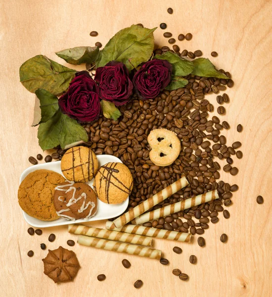 Kırmızı gül ve kurabiye kahve tohumları kuru — Stok fotoğraf