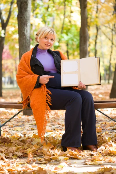 Pregnant woman in autumn park — Stock Photo, Image