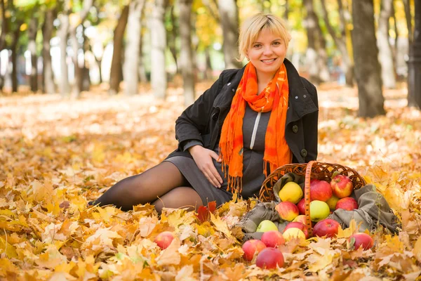 Donna incinta nel parco autunnale — Foto Stock