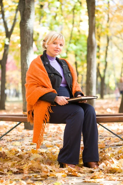 Pregnant woman in autumn park — Stock Photo, Image