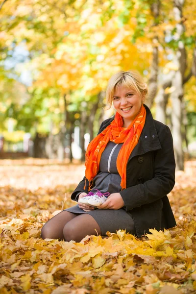 Donna incinta nel parco autunnale — Foto Stock