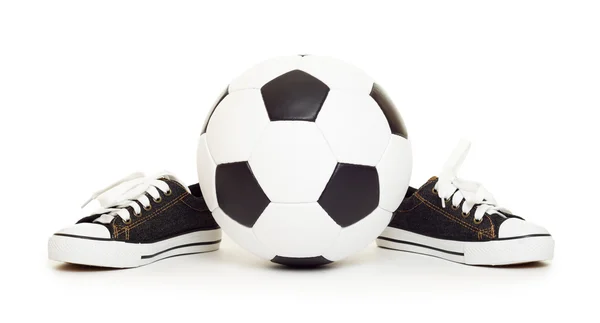 Pelota de fútbol y zapatos deportivos en blanco — Foto de Stock